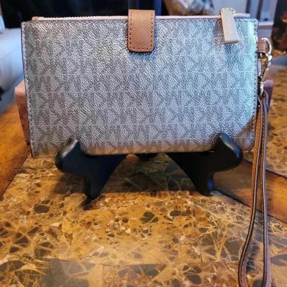 Michael Kors Jetset Wallet - Picture 3 of 6